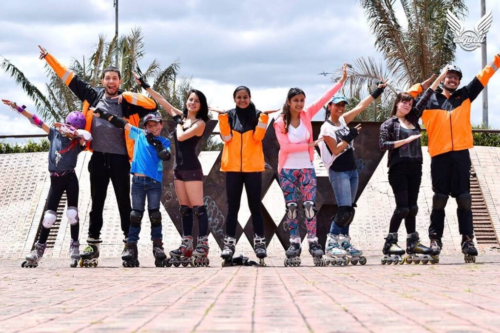 Clase de patinaje grupal para adultos en Bogotá con la entrenadora Sonia López